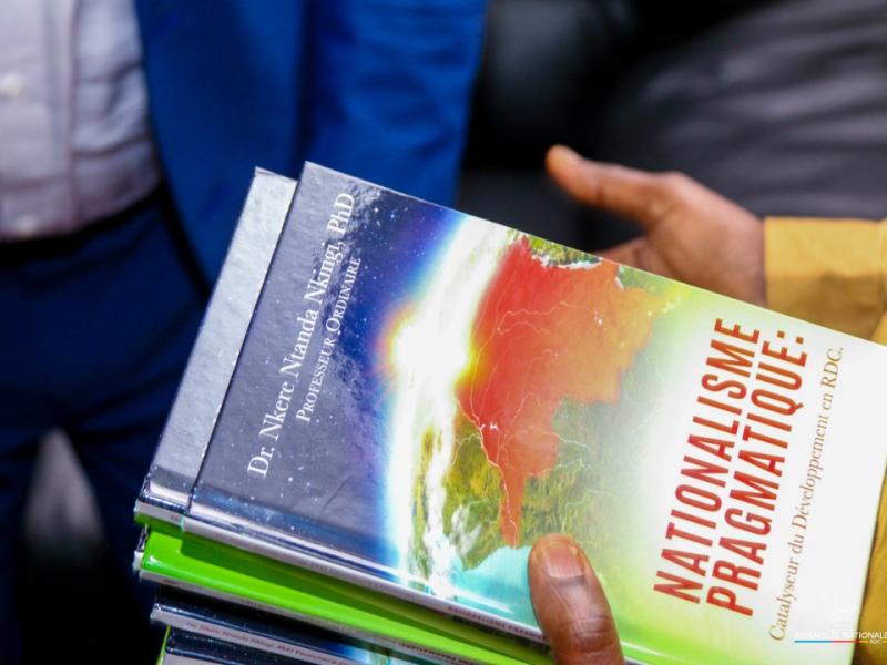 Un exemplaire livre "Nationalisme pragmatique. Catalyseur du développement en RDC" du Professeur Nkere Ntanda Nkingi remis à l'assemblée nationale/Ph droits tiers 