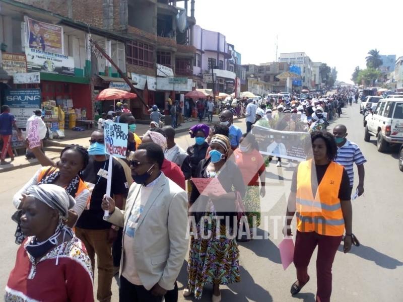 Une foule dans la rue de Bukavu pour dénoncer les menaces de mort contre Denis Mukwege/Ph ACTUALITE.CD