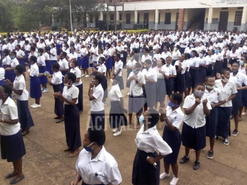 Les élèves finalistes avant leur entrée dans des salles au centre Lycée Wima à Bukavu (Sud-Kivu)/Ph. ACTUALITE.CD