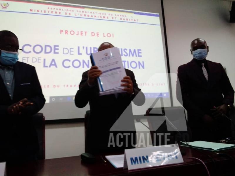 Présentation du projet de loi portant “code de l'urbanisme et de la construction” de la RDC au ministre Pius Muabilu/Ph. ACTUALITE.CD 