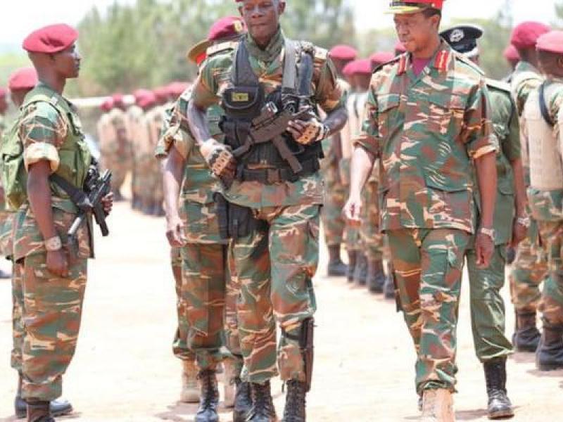 Le président zambien Edgard Lungu et ses soldats/Ph droits tiers