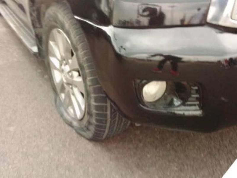Les pneux de la jeep de Martin Fayulu crevés. Photo ACTUALITE.CD