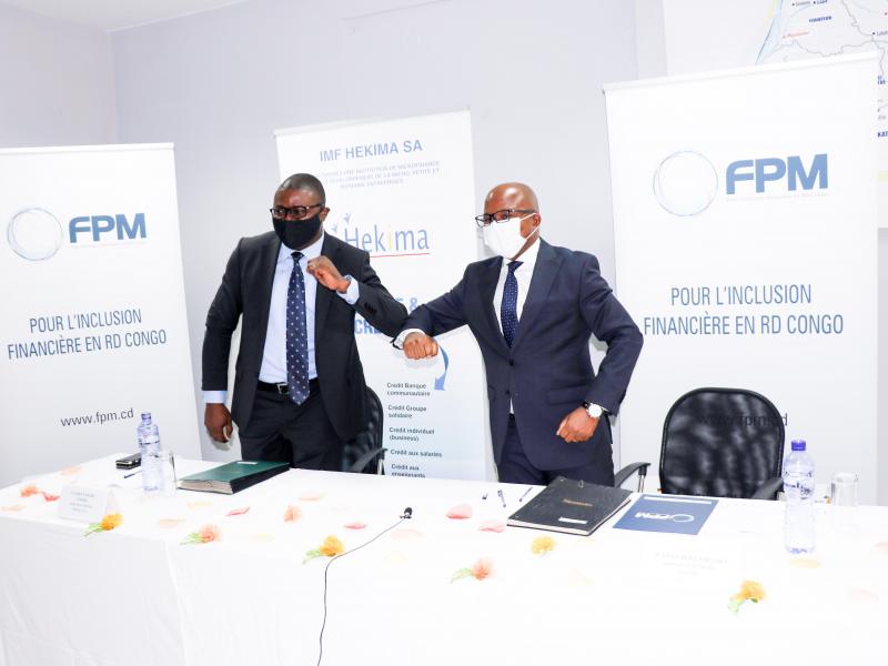 Mr  Laurent Daddy YAMBA, DG de l'IMF HEKIMA, à gauche, et Mr Jean-Claude THETIKA, DG du FPM ASBL,  à droite