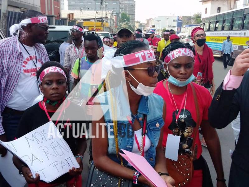 Manifestation des membres de la famille de feu catcheur Mwimba Texas, devant l'Hôtel de ville de Kinshasa. Ph. ACTUALITE.CD.