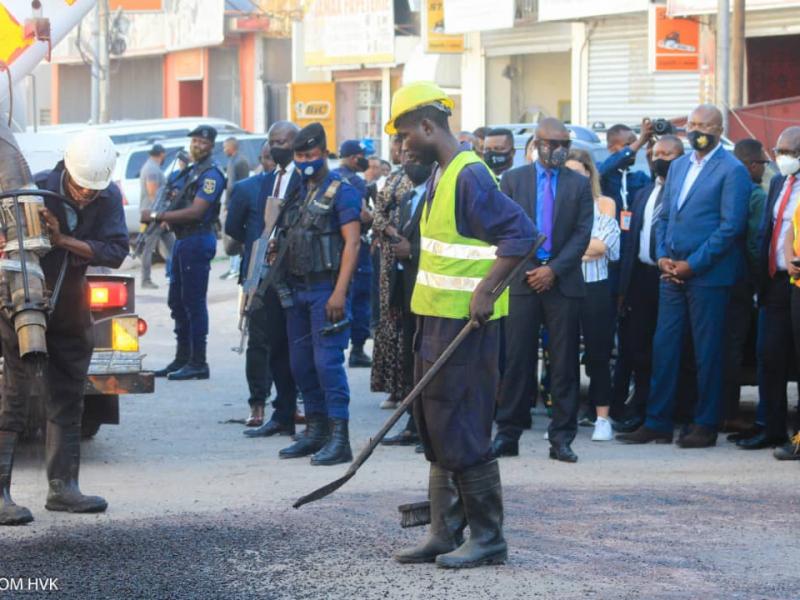 Gentiny Ngobila visitant les travaux de réparation des nids de poules/Gouverneur de Kinshasa