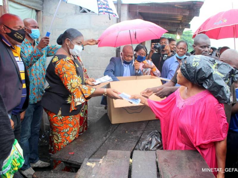 Covid-19-RDC : Béatrice Lomeya a remis des masques aux vendeurs du marché Kapela