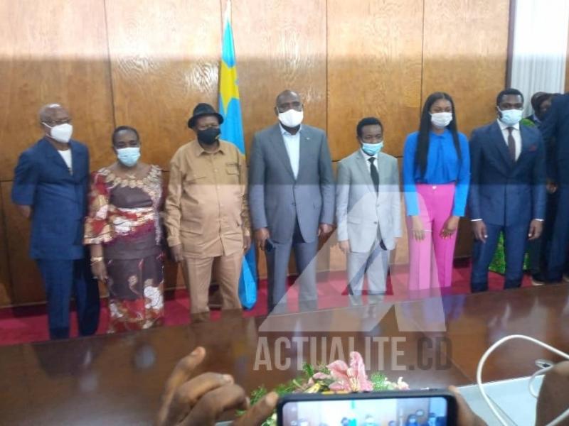 Les membres du bureau d'âge et celui de Mabunda après la cérémonie de rémise et reprise/Ph. ACTUALITE.CD 