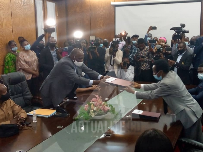 Remise et reprise entre l'équipe Mabunda et le bureau d’âge/Ph ACTUALITE.CD