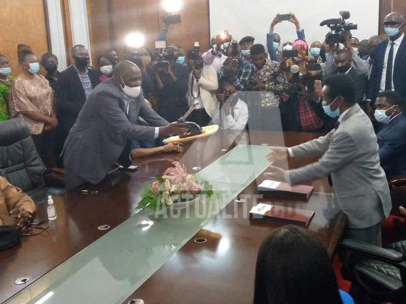 Remise et reprise entre l'équipe Mabunda et le bureau d’âge/Ph ACTUALITE.CD