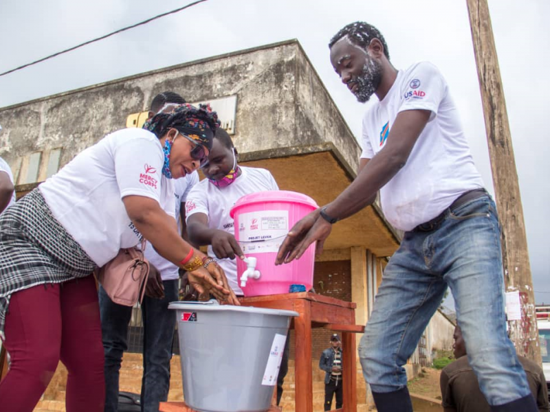 Point de lavage de mains pour lutter contre Ebola/ Ph droits tiers