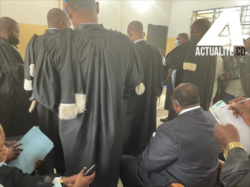 José Makila (assis) entouré de ses avocats au Tripaix de Ngaliema/Ph ACTUALITE.CD