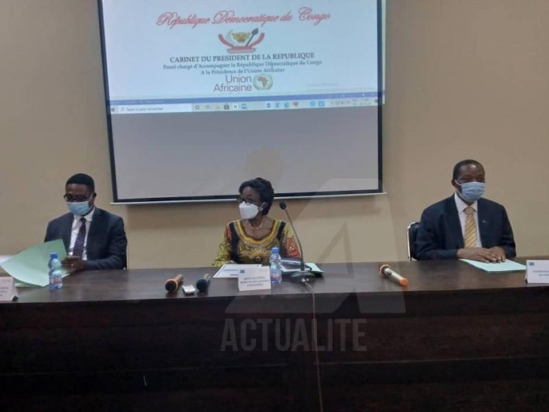 De gauche à droite le directeur de Cabinet de Félix Tshisekedi Eberande Kolongele, la ministre des Affaires étrangères Tumba Nzeza et le coordonnateur du Panel d'experts Ntumba Lwaba/Ph. ACTUALITE.CD