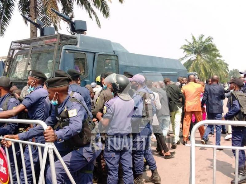 La police aux abors du palais du peuple. PH/ACTUALITE.CD.