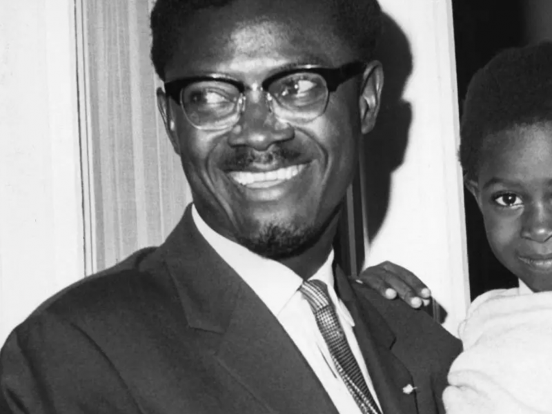 Patrice Lumumba, en famille, le 10 août 1960. © AP/Babout