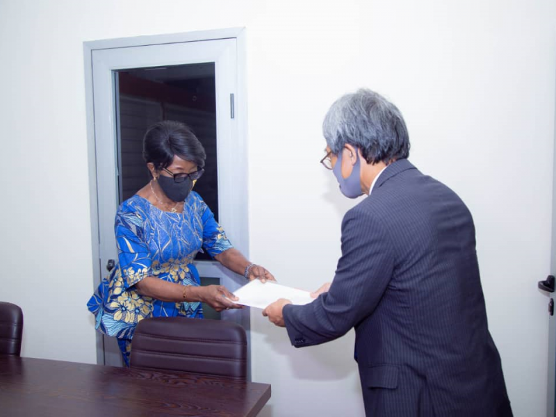 Le nouvel ambassadeur japonais en RDC présentant les copies de ses lettres de créance à la Minaffet/Ph droits tiers