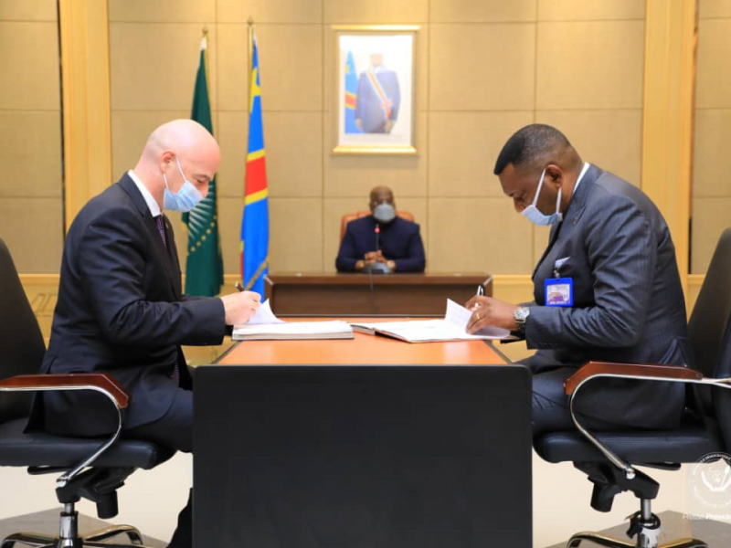 Le président de la FIFA Gianni Infantino et le ministre des sports Amos Mbayo signant le mémo d'entente/Ph Présidence