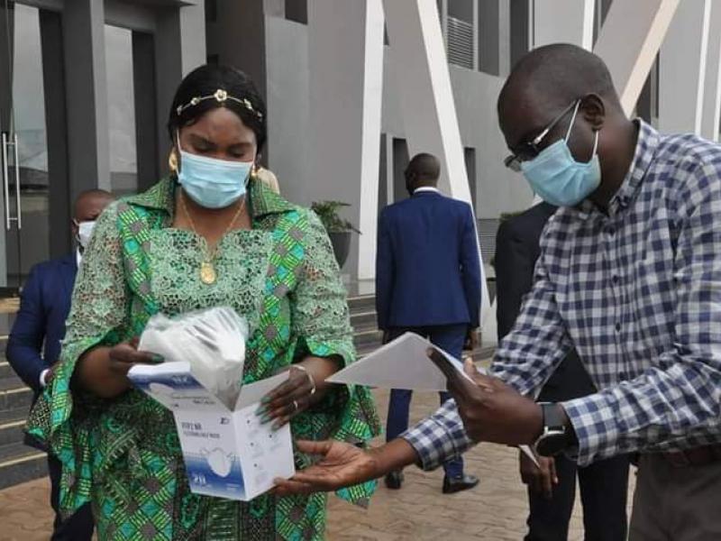 La gouverneur ad intérim Fifi Masuka reçoit officiellement le don de la Sicomines