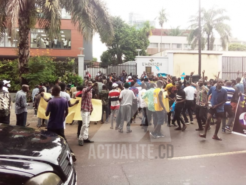 Les manifestants devant l'ambassade du Rwanda/Ph ACTUALITE.CD
