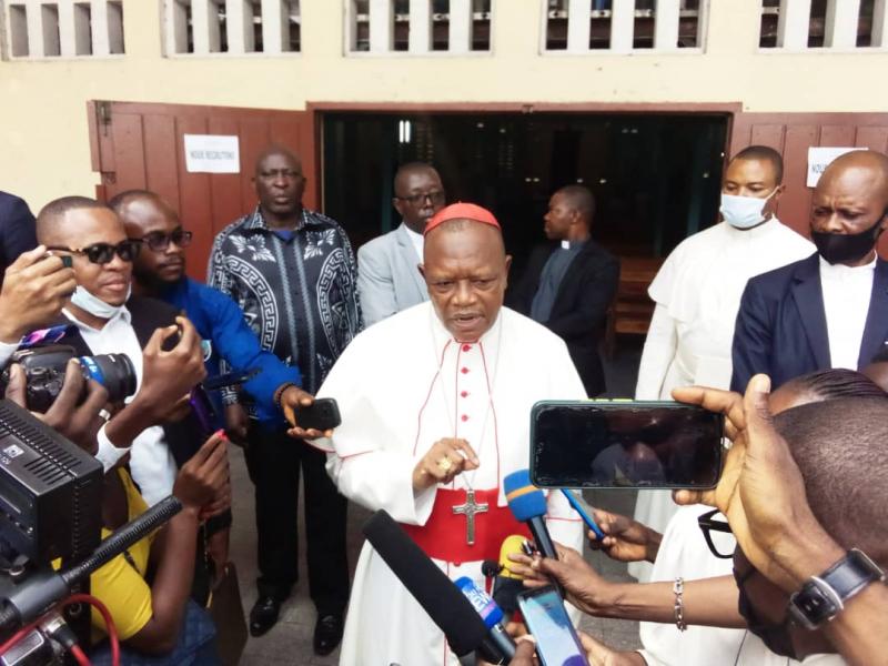 Fridolin Cardinal Ambongo devant la presse 