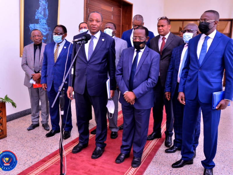 Les membres du panel et Bahati Lukwebo