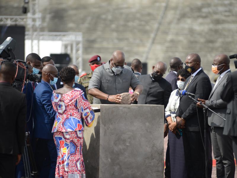 Pose de la pierre par le président Félix-Antoine Tshisekedi. Photo droits tiers
