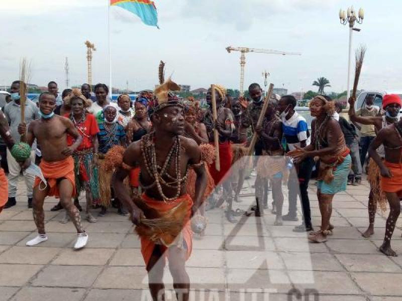 Les autochtones pygmées exhibant les pas de danse devant le Palais du Peuple/Ph ACTUALITE.CD 