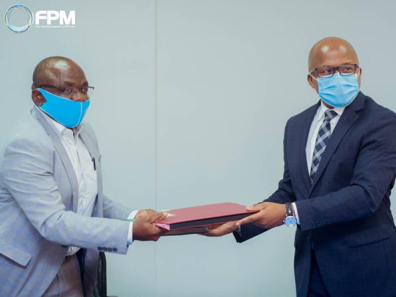 Le DG du FPM, Jean-Claude Thetika après signature du contrat avec Abdon Mungumwa, PCA de la COOPEC Bonne Moisson. Ph. FPM