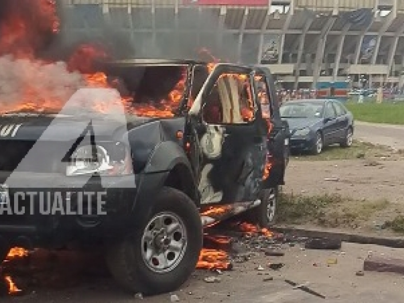Une jeep de la police incendiée/Ph ACTUALITE.CD