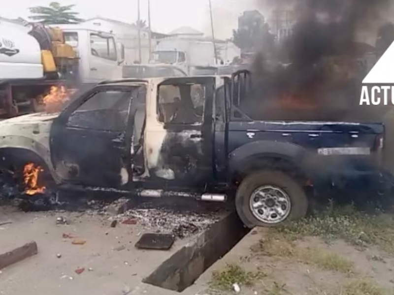 Une jeep de la police incendiée/Ph ACTUALITE.CD