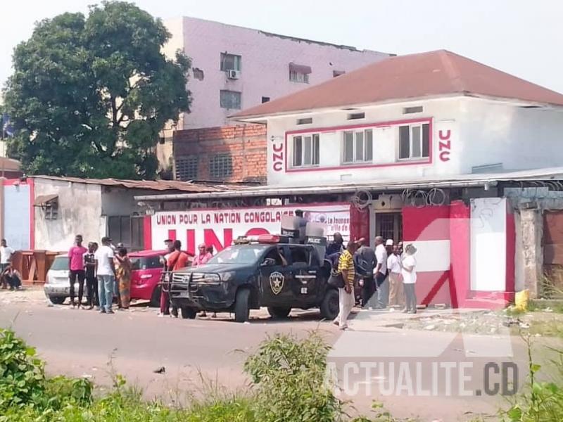 Une jeep de la police devant le siège de l'UNC/Ph. ACTUALITE.CD