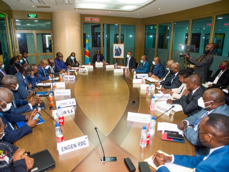 Le ministre de l'économie, Jean-Marie Kalumba et la délégation pétrolière de la RDC. Ph. Droits tiers.