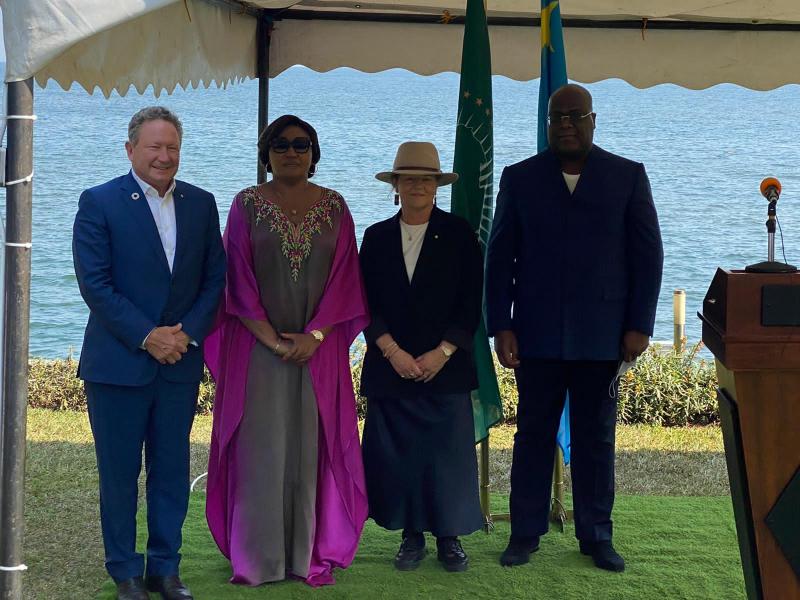 Légende : le milliardaire australien Andrew Forrest pose avec le couple présidentiel à Goma