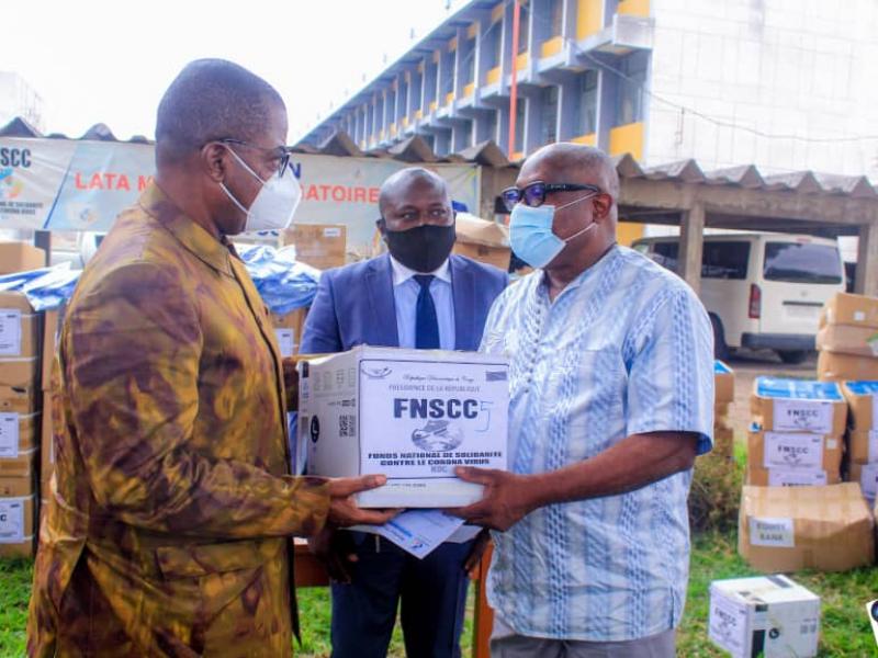 Remise des équipements de lutte contre le Coronavirus, dons du FNSCC à 5 structures sanitaires de la ville de Kinshasa. Ph. Droits tiers.