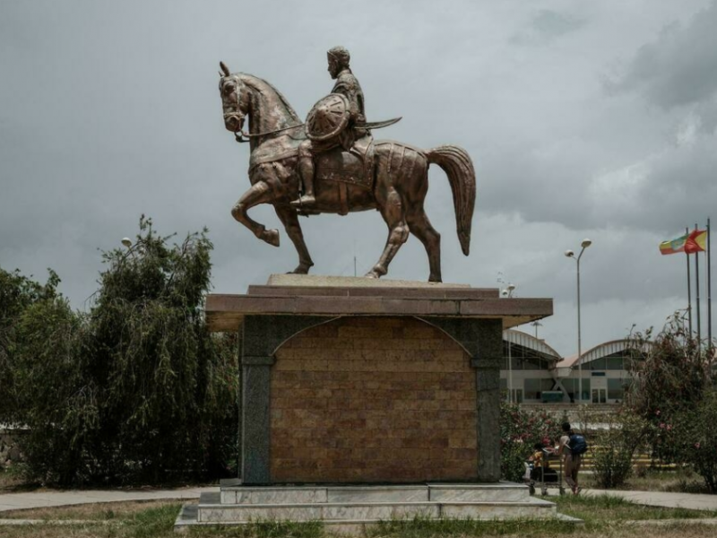 La statue d'Alula Aba Nega, général éthiopien du Tigré, devant l'aéroport de Mekele, capitale de la région du Tigré en Éthiopie, le 25 juin 2021. AFP - YASUYOSHI CHIBA