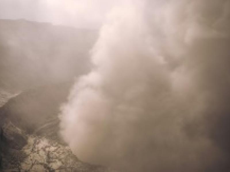 Fumée au volcan Nyiragongo