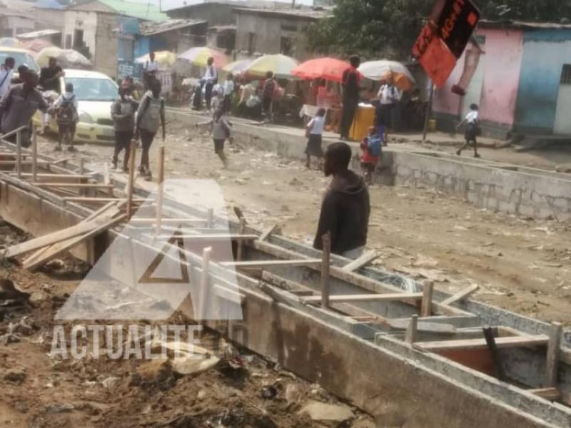 Les travaux de construction d'une route asphaltée sur l'avenue Assossa entre les communes de Bumbu et Ngiri-ngiri/Ph. ACTUALITE.CD