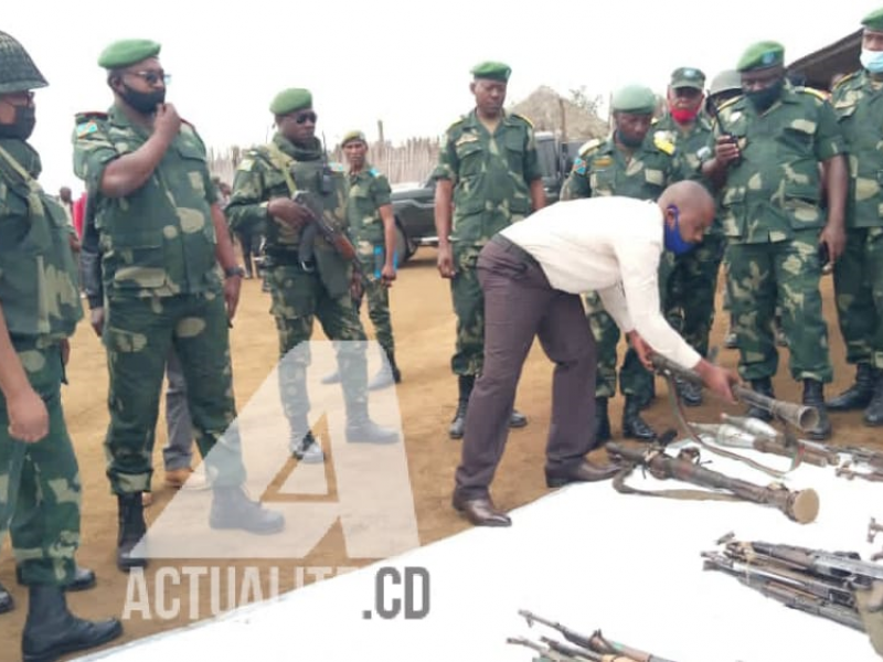 Le gouverneur militaire du Nord-Kivu et sa délégation recevant les armes rendues par les miliciens à Kitshanga/Ph ACTUALITE.CD 