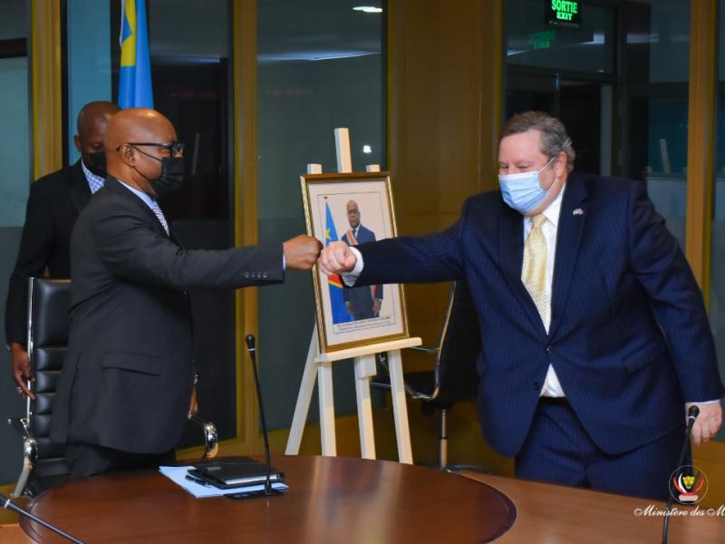 Le vice-ministre des Mines, Gaudard Motemona et l'Ambassadeur des USA en RDC, Mike Hammer