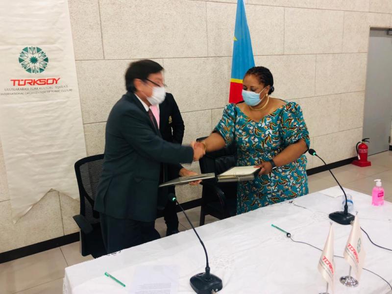 Catherine Kathungu Furaha, ministre de la culture, arts et patrimoines et Dosen Kaseïnov, secrétaire général de Turksoy