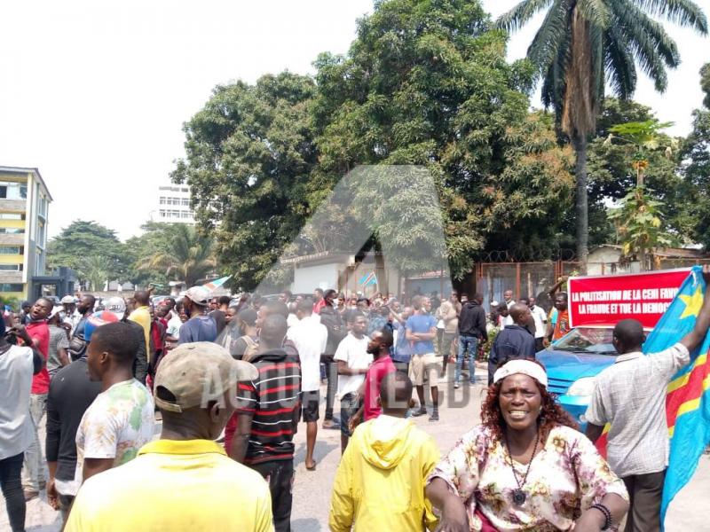Les militants de Lamuka manifestent devant le siège de la CENCO