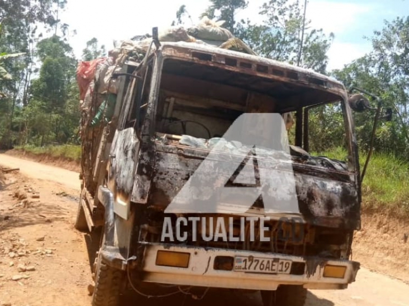 Archive. Un camion incendié par les combattants ADF sur la route Beni-Butembo