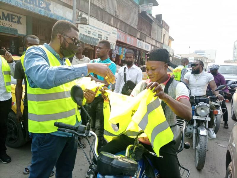 distribution des gilets aux taxi-motos