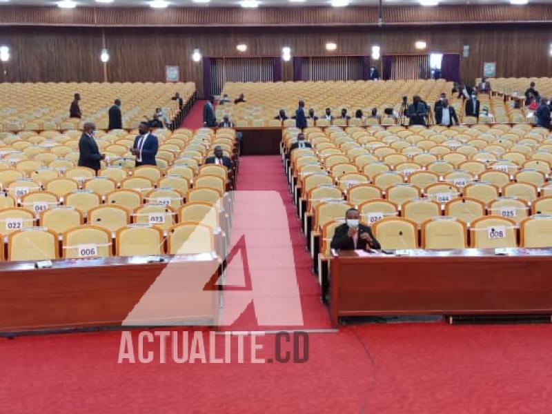 L'hémicycle de l'Assemblée nationale quasi vide, les députés brillent par le retard et l'absence