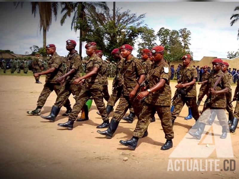 Les soldats de la garde républicaine lors d'une parade à Beni