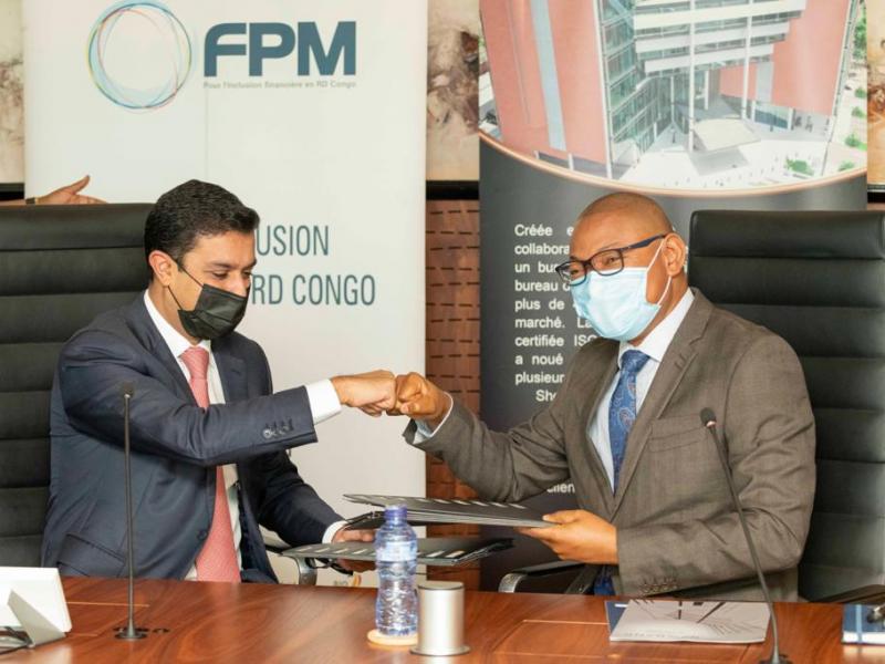 Le DG de RAWBAK, Mr. Mustafa Rawji, à gauche, et le DG du FPM SA, Mr. Carlos Kalambay, à droite, lors de la signature du contrat de financement.