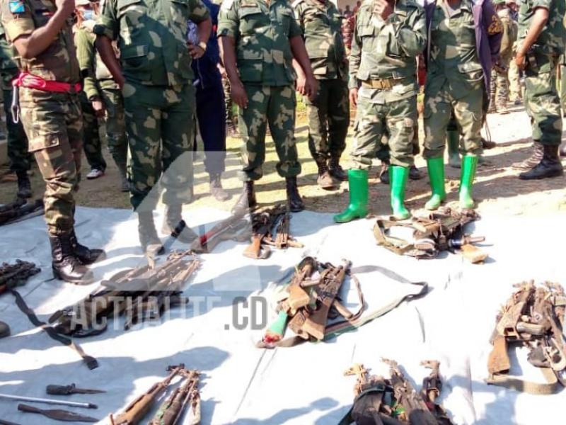 Des armes déposées par les miliciens auprès de l'armée au Nord-Kivu