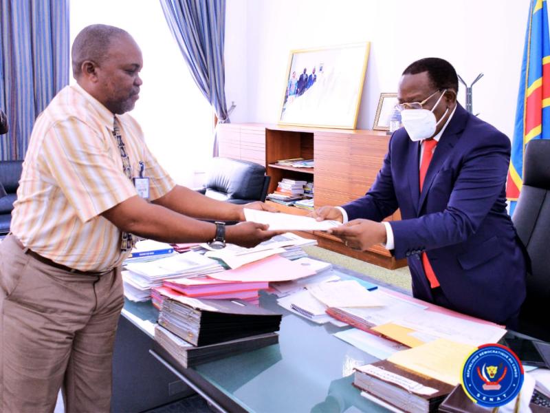 Bahati reçoit le mémo des enseignants