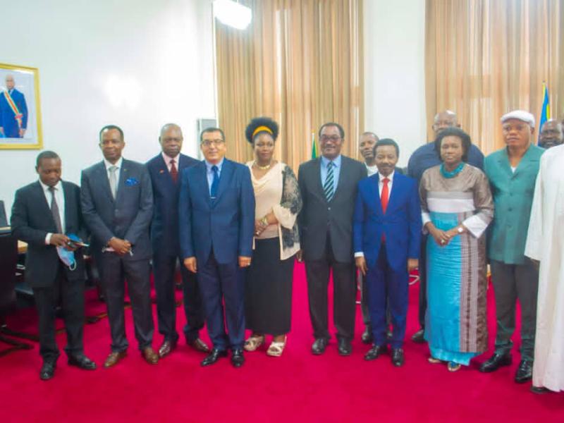 Les membres du bureau de l'Assemblée nationale et les ambassadeurs des pays africains