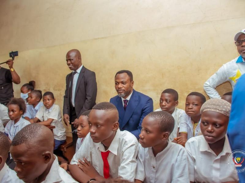 Tony Mwaba dans une salle de classe avec les élèves