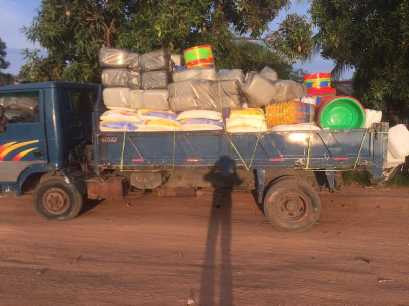 camion transportant l'assistance du gouvernement aux sinistrés